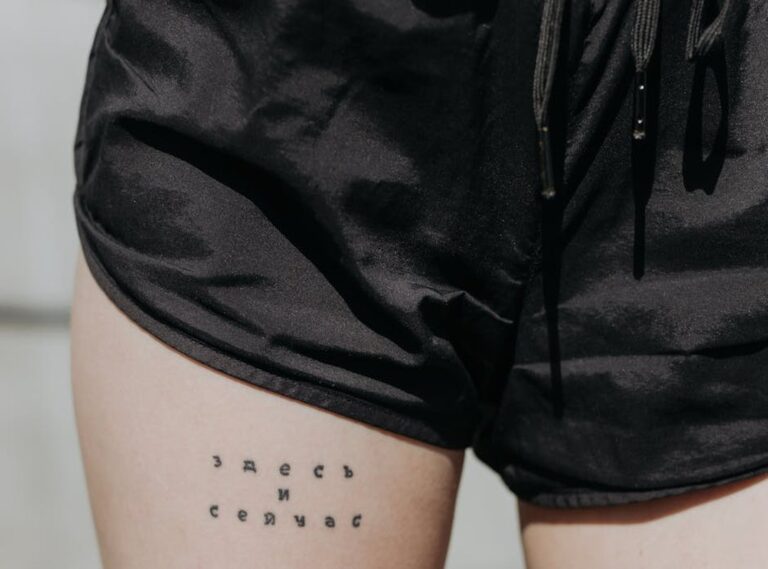 finos tatuajes pequeños en el muslo para mujeres